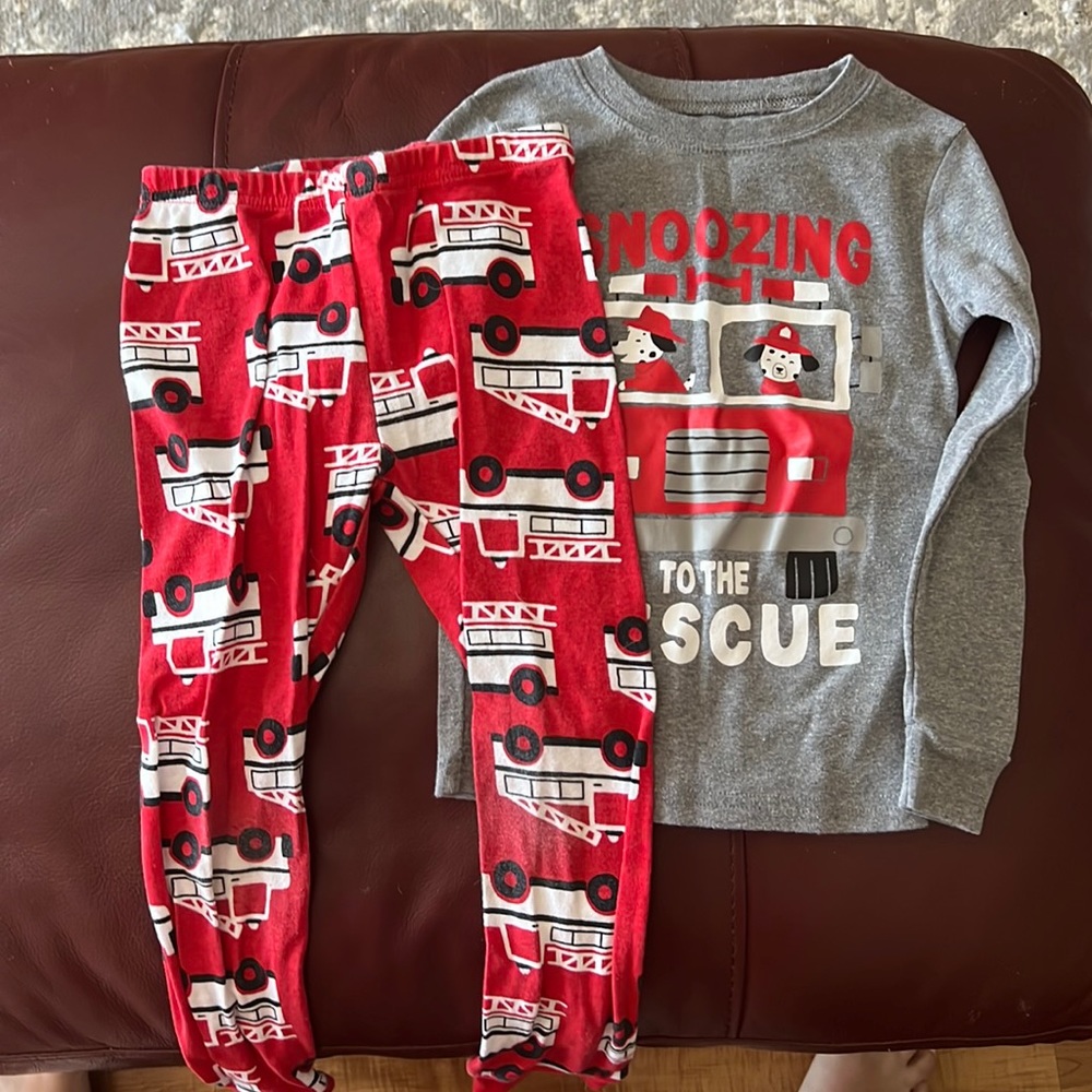 Carter’s boy 5T pajama set